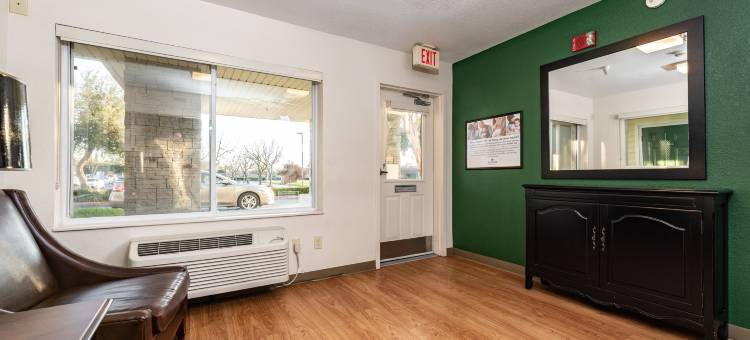 弗雷斯诺西霍姆汤公寓(HomeTowne Studios Fresno - West)图片