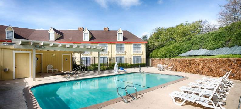 奥本红狮套房酒店(Red Lion Inn & Suites Auburn)图片