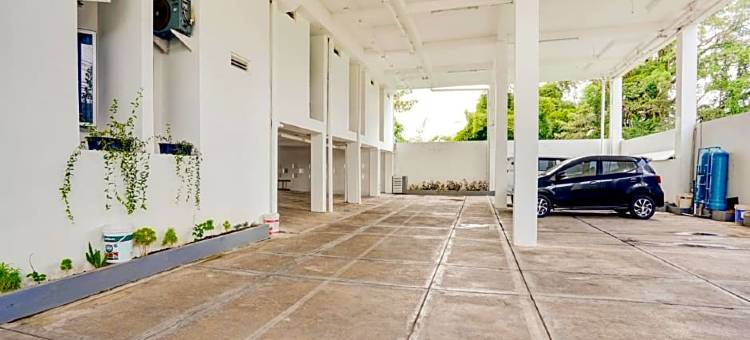 LG Hotel Jember by Callirooms图片
