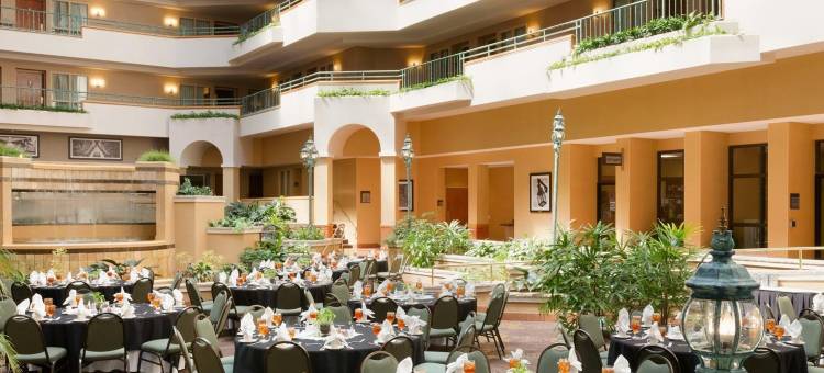 格林斯伯勒机场希尔顿安泊套房酒店(Embassy Suites by Hilton Greensboro Airport)图片