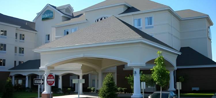 艾斯利普麦克阿瑟机场拉昆塔温德姆套房酒店(La Quinta Inn & Suites by Wyndham Islip - MacArthur Airport)图片