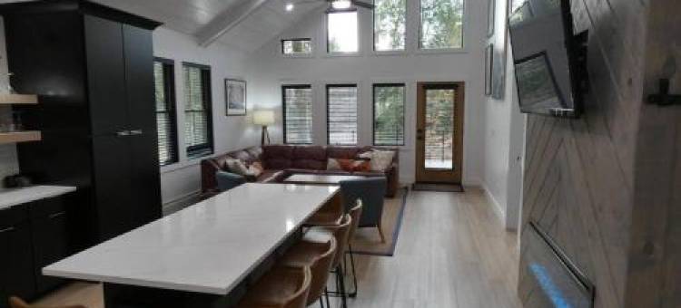 Modern Chalet with Hot Tub and Lake Access图片