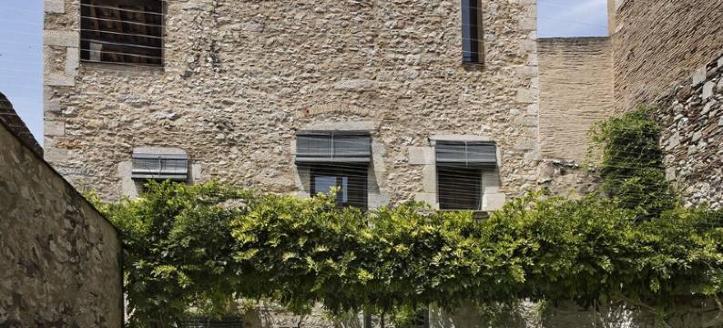 Historical stone house renovated with modern style图片