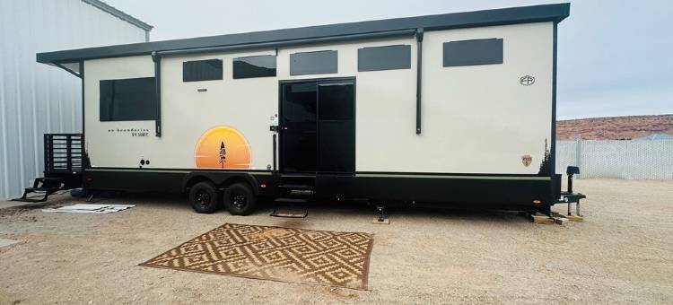 4,000 sq.ft. Jeep Shop Man Cave with Luxury Trailer图片