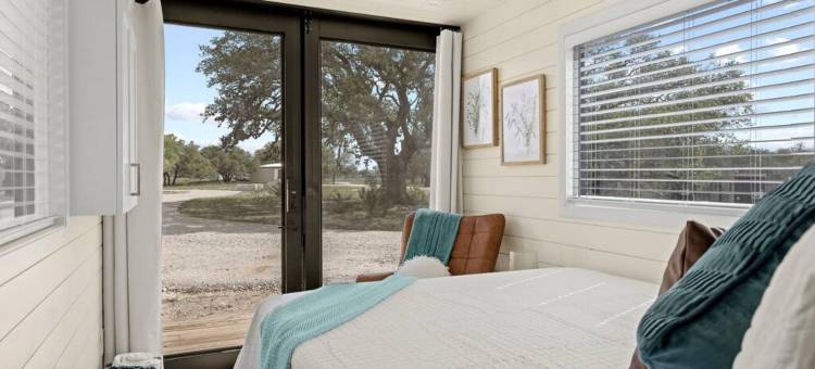 新的野花舒适集装箱家(New the Wildflower Cozy Container Home)图片