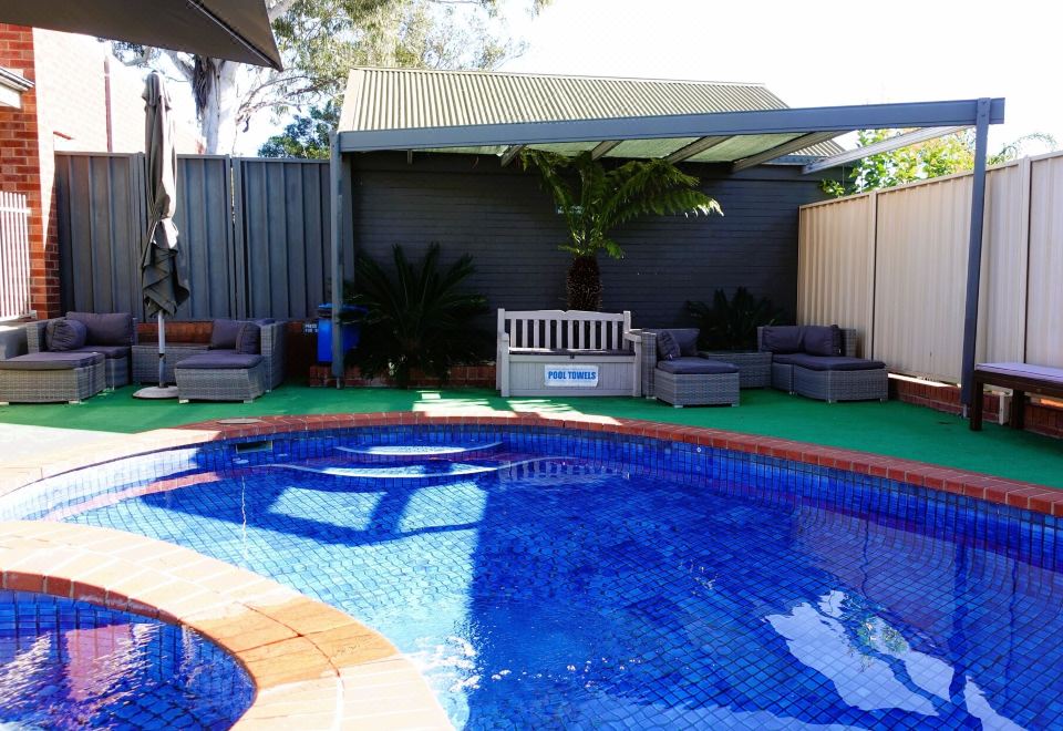 Golden Reef Motor Inn Hotel Overview