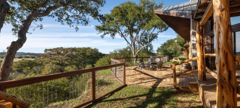 瓜达卢佩布拉夫原木小屋4卧室住宅 by RedAwning(Guadalupe Bluff Log Cabin 4 Bedroom Home by Redawning)图片