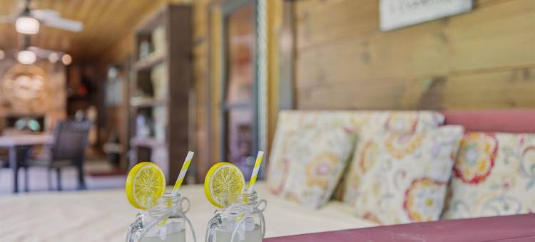 舒适的小屋，带电动车充电器、火坑和床秋千(Chasing Cubs Cabin by Beyond Expectations)图片