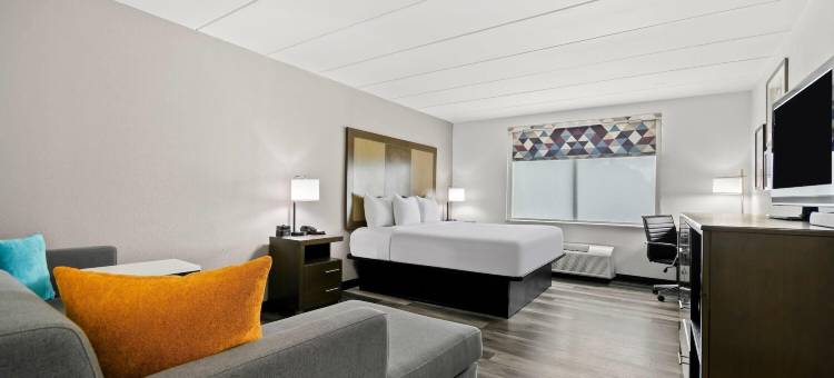 斯特布里奇拉昆塔温德姆套房酒店(La Quinta Inn & Suites by Wyndham Sturbridge)图片