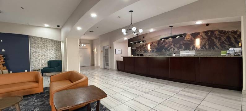 阿尔伯克基中城拉昆塔温德姆套房酒店(La Quinta Inn & Suites by Wyndham Albuquerque Midtown)图片