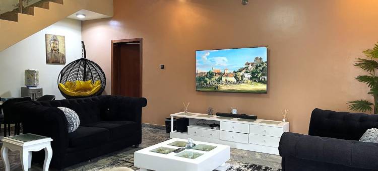豪华的四卧室公寓，带停车位，位于马戈多庄园(Luxury 4 BR Apt w Parking, Hot tub, Magodo Estate)图片