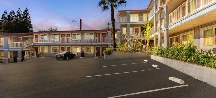 雷丁红顶酒店(Red Roof Inn Redding)图片