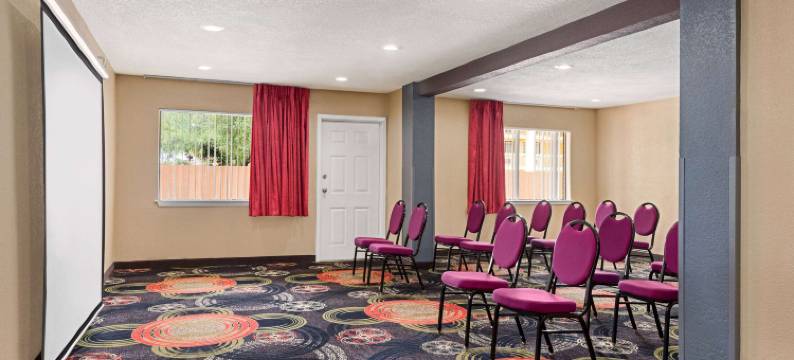 温德姆华美达圣安东尼奥海洋世界/拉克兰空军基地附近酒店(Ramada by Wyndham San Antonio Near SeaWorld/Lackland AFB)图片