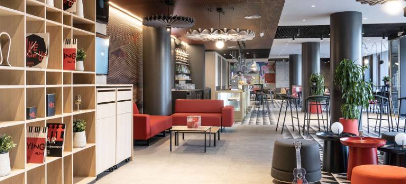 宜必思巴塞罗那维拉德塞斯机场酒店(Ibis Barcelona Aeropuerto Viladecans)图片