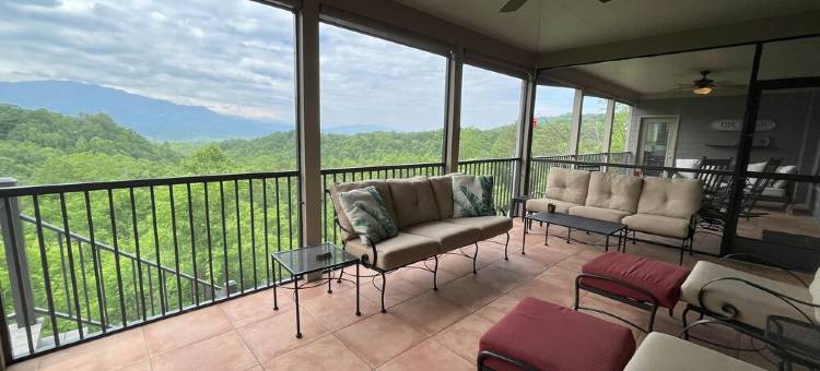 大雾山无障碍友好度假屋！180°视野，配有3个带顶棚门廊(Mobility Friendly Smoky Mountain Vacation Rental! 180° Views, 3 Covered Porches)图片