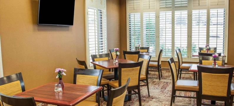 布卢明顿大学附近舒适酒店(Comfort Inn Bloomington Near University)图片