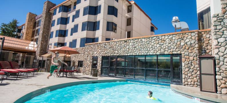 格兰德洛奇套房酒店(The Grand Lodge Hotel and Suites)图片