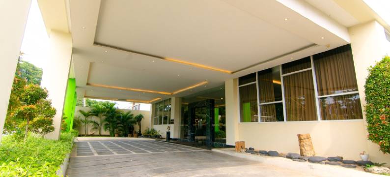 前一普瓦达迪酒店(Front One Hotel Purwodadi)图片