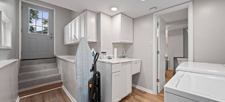 Peaceful Cozy Home with Well Equipped Kitchen, WiFi, & King Bed in St Charles图片