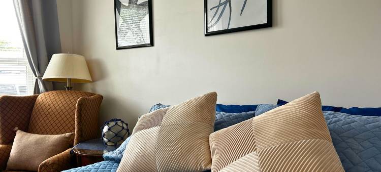 Charming Coastal Retreat Steps from Beach - Cozy and Inviting Escape图片