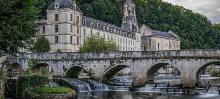Cottage in Bourgnac with Whirlpool图片