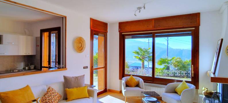 House in Luino with Green Garden and City Views图片