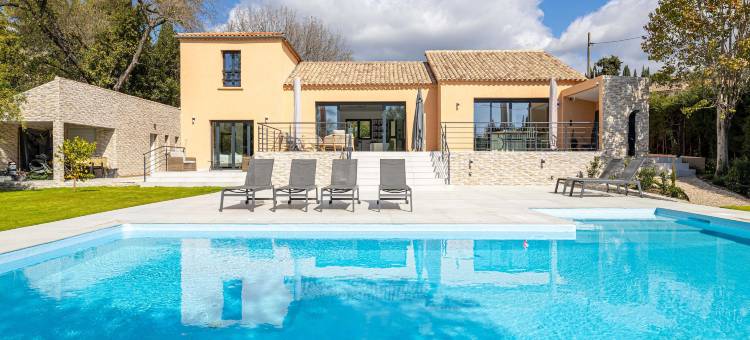 Modern Villa with Heated Pool and Garden图片