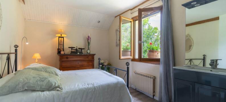 Majestic holiday home in Laroque with hot tub图片