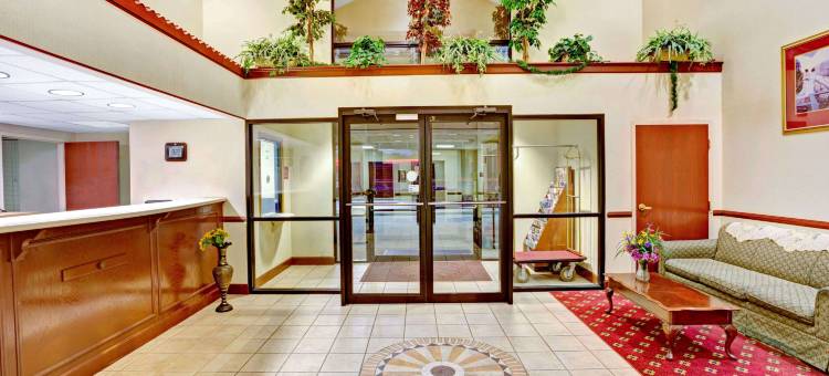 路易斯维尔西南戴斯套房酒店(Days Inn & Suites by Wyndham Louisville SW)图片