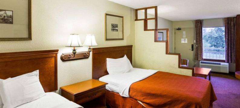 南菲耶斯塔公园罗德威套房酒店(Rodeway Inn & Suites South of Fiesta Park)图片