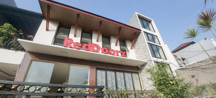 红多兹Plus酒店-近格林普拉姆卡广场购物中心(RedDoorz Plus Near Green Pramuka Square Mall)图片