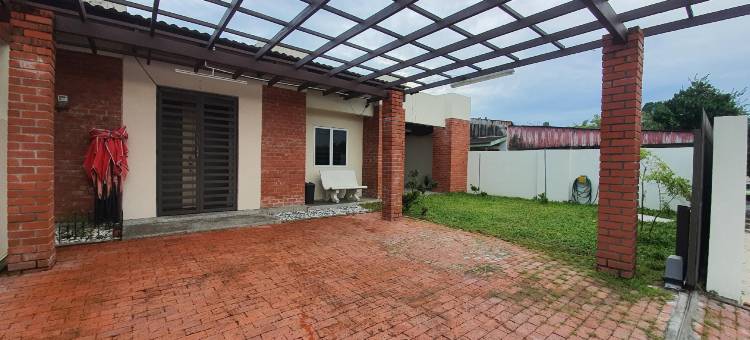 位于峇株巴辖市中心的4卧室平房-297平方米|带2个独立浴室(Batu Pahat Swimming Pool Homestay)图片