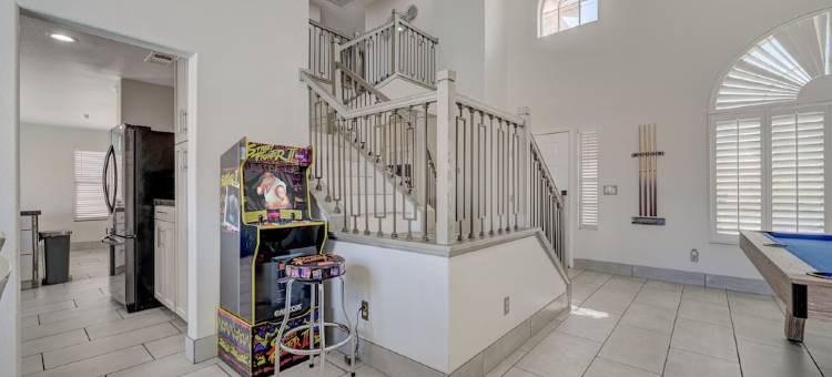 Cozy 5-Bedroom Oasis Near the Strip: Arcades, Pool, and BBQ Haven!图片