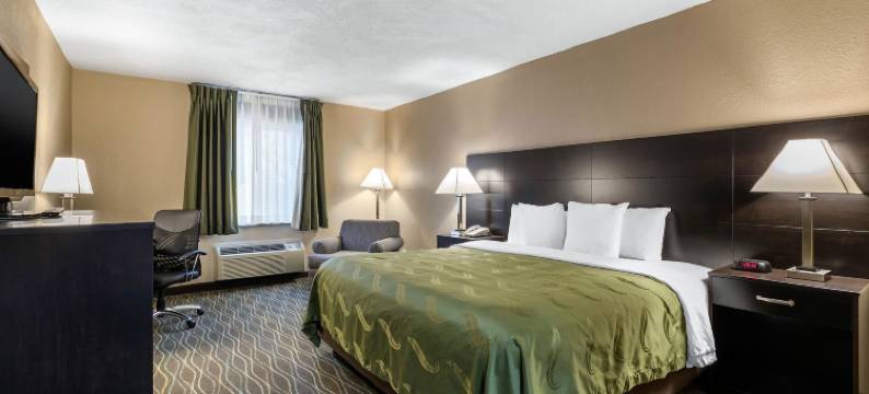 德梅因品质酒店及套房-默尔海路(Quality Inn & Suites des Moines - Merle Hay Road)图片