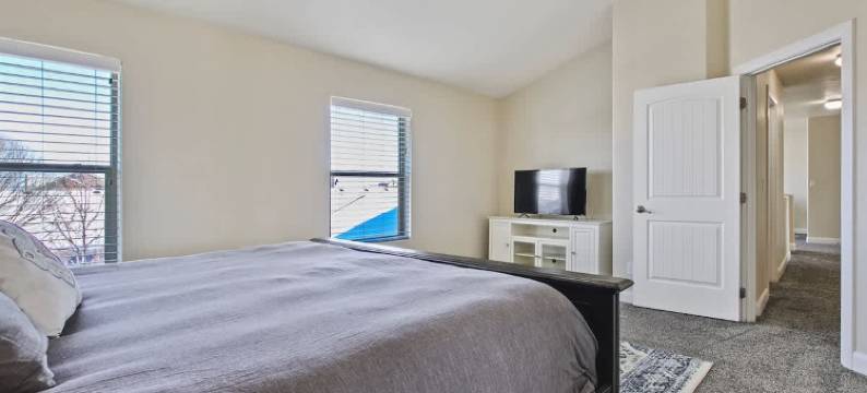 Hot Tub and Community Pool Access - Modern Family Retreat图片