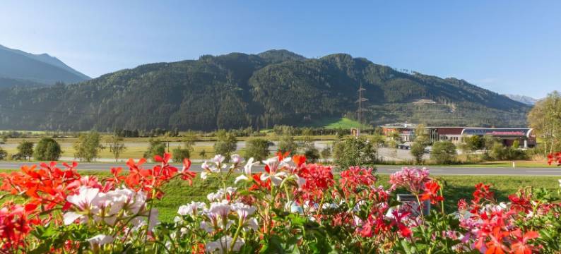 萨尔茨堡带露台和乡村景观的高档公寓(Upscale Apartment in Salzburg with Terrace and Country Views)图片