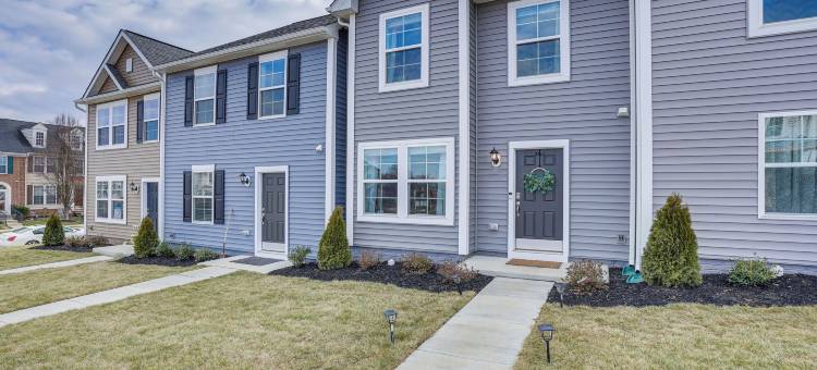 查尔斯敦联排别墅：距哈珀斯渡口9英里(Charles Town Townhome 9 Mi to Harpers Ferry)图片