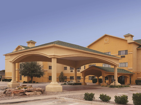 克洛维斯北部的舒适套房酒店