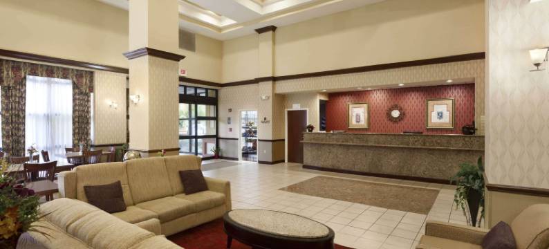 奥兰多机场华美达套房酒店(Ramada by Wyndham Suites Orlando Airport)图片