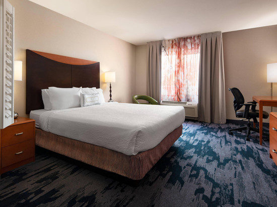 雷丁万枫酒店及套房