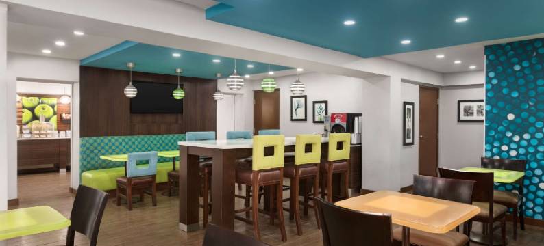 代托纳比奇海滨拉昆塔温德姆套房酒店(La Quinta Inn & Suites by Wyndham Oceanfront Daytona Beach)图片