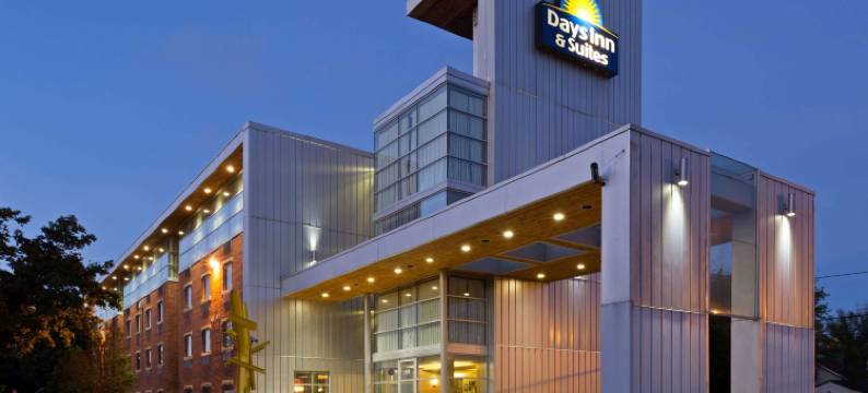 密尔沃基戴斯套房酒店(Days Inn & Suites by Wyndham Milwaukee)图片