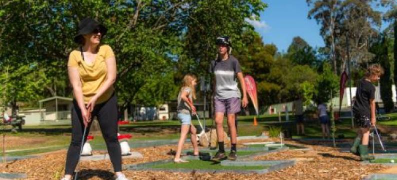 比奇沃斯桑贝尔湖大篷车假日公园(Beechworth Lake Sambell Caravan Park)图片
