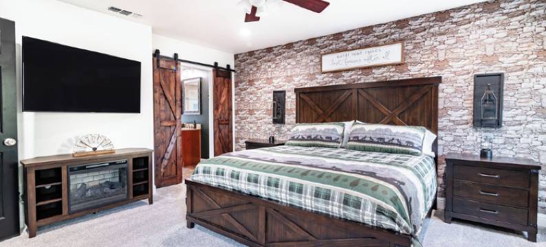 Cozy City Cabin w/King Bed/Fire Pit/Foosball/ Arcades/Playground and Nice Yard图片