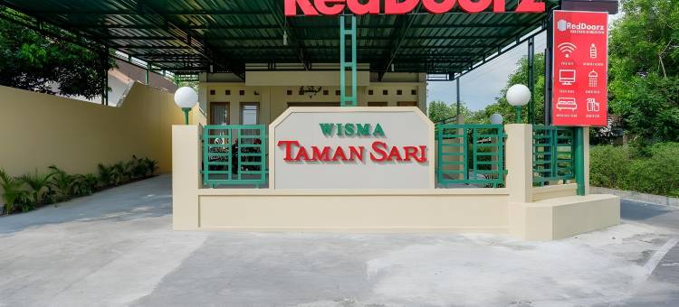 红多兹卡兰甘亚尔 45 号体育场附近酒店(RedDoorz Near Stadion 45 Karanganyar)图片