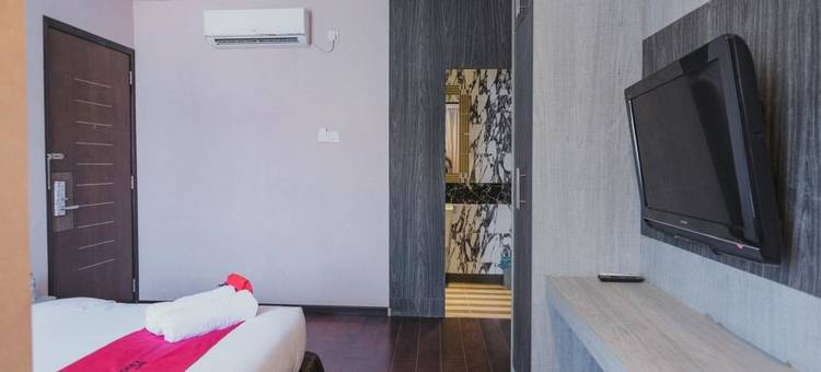 红门酒店Plus靠近潘泰科斯塔里纳2巴淡岛(RedDoorz Plus Near Pantai Coastarina 2 Batam)图片