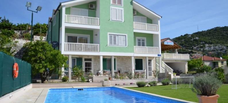 靠近湖泊的Peracko Blato度假屋(Villa with with 5 Apartments in Peracko Blato)图片