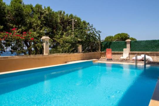 切什梅海滩附近带后院的迷人别墅(Enchanting Villa with Backyard in Cesme Near Beach)