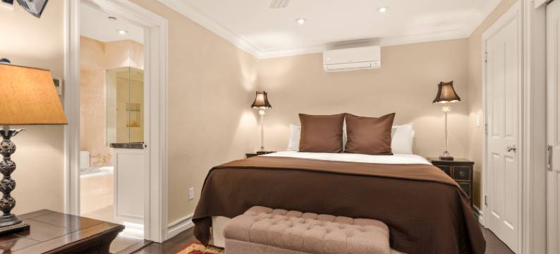 Cozy Fireplace and Private Balcony - Charming Mountain Sanctuary图片