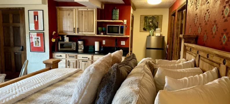 Open Floor Plan and Grassy Area - Charming Escape图片